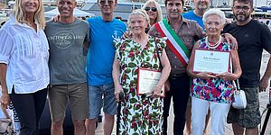 le due "portolotte" premiate dal sindaco Biancani assieme ai volontari della Festa del Porto, al presidente del Quartiere 3 e ai consiglieri di quartiere