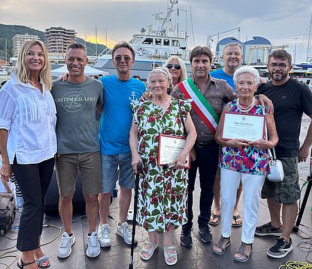 le due "portolotte" premiate dal sindaco Biancani assieme ai volontari della Festa del Porto, al presidente del Quartiere 3 e ai consiglieri di quartiere