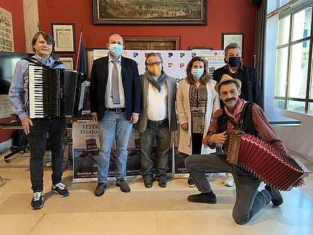 Vimini Frenquellucci Roberto e Gianluca Scaglione Athos Donini Simone Morotti con la Fisarmonica