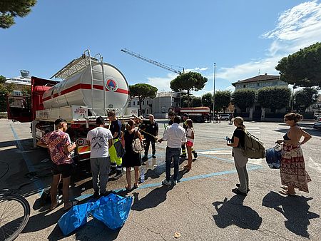 Uno dei punti di distribuzione dell'acqua attivati dall'Amministrazione comunale