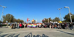 Gruppo di persone davanti alla palla di pomodoro