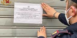 saracinesca con cartello di chiusura