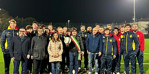 Vismara riabbraccia il suo impianto sportivo. Biancani, Della Dora e Pozzi : «Tempi record per il nuovo campo da calcio, da oggi più sicuro anche grazie alla sistemazione del fosso. Un doppio intervento che restituisce al Quartiere un luogo di crescita per oltre 200 giovani»