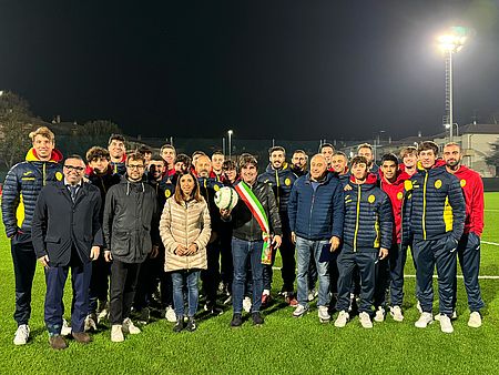 Vismara riabbraccia il suo impianto sportivo. Biancani, Della Dora e Pozzi : «Tempi record per il nuovo campo da calcio, da oggi più sicuro anche grazie alla sistemazione del fosso. Un doppio intervento che restituisce al Quartiere un luogo di crescita per oltre 200 giovani»
