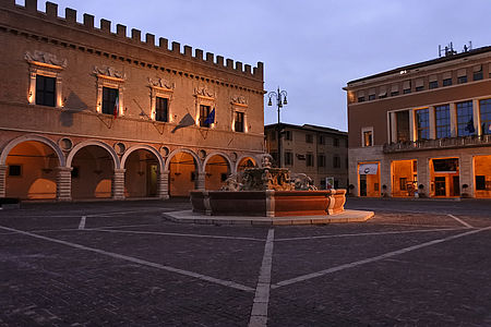 piazza con fontana e palazzi storici