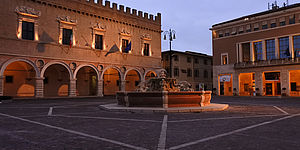 piazza con fontana e palazzi storici