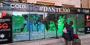 Opera di ghiaccio dentro un conteiner trasparente