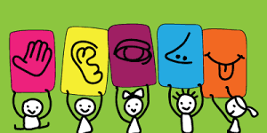 bambini con in mano disegni