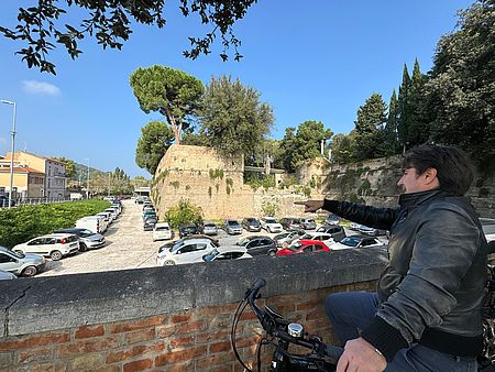 Parcheggi in centro storico, il sindaco Biancani: «L’area del Carducci e quella davanti alla Caserma sono state individuate per studiare nuovi parcheggi sopraelevati in struttura» Biancani che guarda il parcheggio sotto gli Orti Giuli