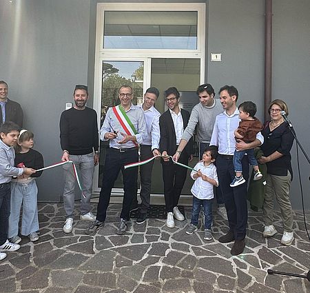 Autorità al taglio del nastro