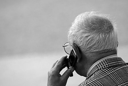 Foto persona anziana al telefono