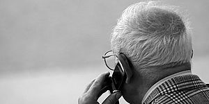 Foto persona anziana al telefono