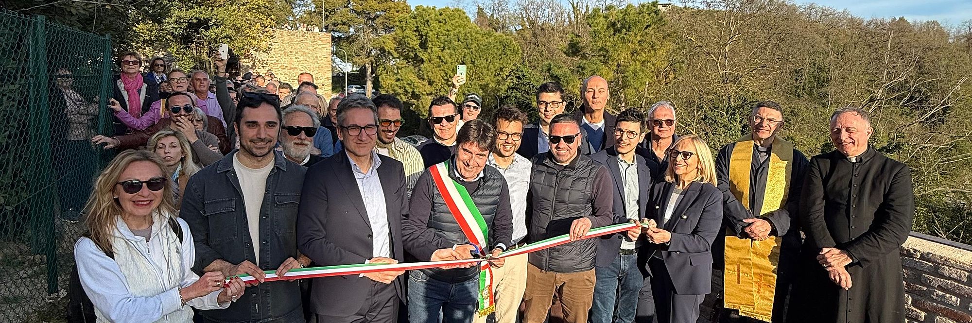 Autorità al taglio del nastro delle mure di Casteldimezzo