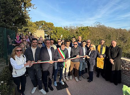 Autorità al taglio del nastro delle mure di Casteldimezzo