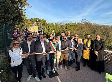 Autorità al taglio del nastro delle mure di Casteldimezzo