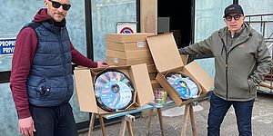 Vitali Belloni con tante scatole di colori