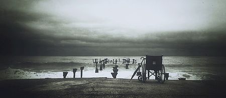 Foto con mare, nuvole, sedia a rotelle