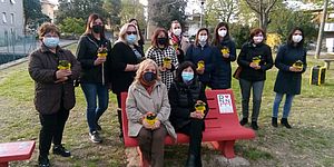 Ceccarelli Della Dora Mengucci con donne associazione Villa C'è attorno e sedute nella panchina rossa