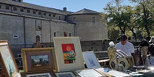 Bancarelle con dietro Rocca Costanza