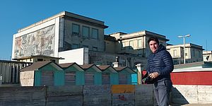 Biancani davanti alla Colonia Villa Marina