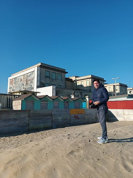 Biancani davanti alla Colonia Villa Marina