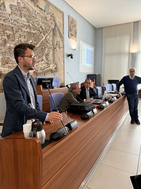 La città dai 100milioni di cantieri ospita il workshop regionale sul Codice degli appalti, Pozzi: «Strumento concreto per realizzare opere pubbliche e servizi» Pozzi in sala Consiglio