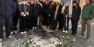 Ricci ragazzi e rose bianche posate sui fogli fossili