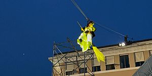 Befana che scende tramite fune dal palazzo comunale