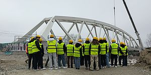 Ragazzi che guardano il ponte ciclopedonale
