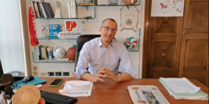 Sindaco Ricci dietro la scrivania