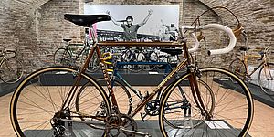 Bicicletta in un piedistallo