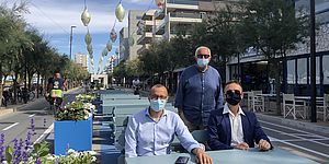 Fiori, allestimenti, lanterne e colori: al via l’isola pedonale in zona mare