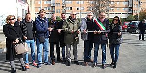 gruppo di persone taglio del nastro via Casella