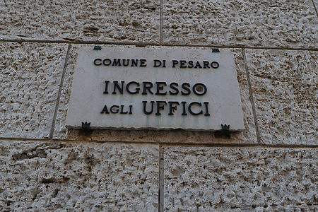 Targa in pietra con scritta Comune di Pesaro ingresso agli uffici