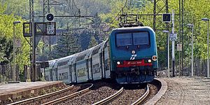 Treno su binari