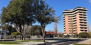 parcheggio con sullo sfondo palazzone