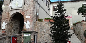 Babbo Natale sulla slitta davanti la porta di Fiorenzuola