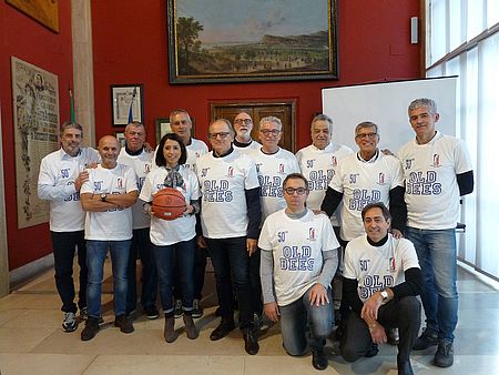 medaglie a gruppo che gioca a basket da 40 anni