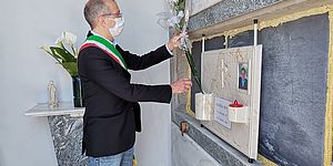 Sindaco davanti lapide