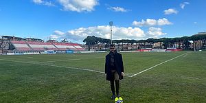 Pozzi sull'erba dello satdio Benelli con il pallone