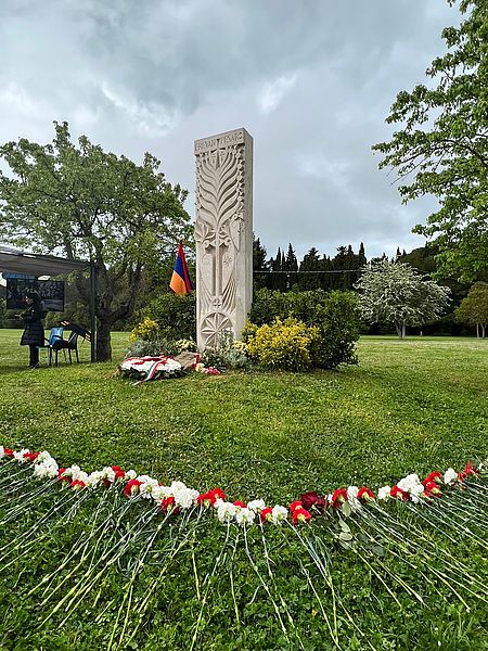 Croce Armena con fiori
