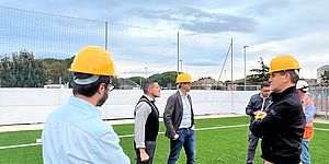 Ricci Pozzi e tecnici sul campo di calcio