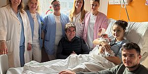 Nella foto, da sinistra: Eleonora Parlavecchio, dott.ssa Ginecologia; Tiziana Severini, infermiera di Ginecologia; Concetta Villani, infermiera Nido; Domenica Rizzi, dott.ssa Pediatria Nido, Michela Peruzzini, ostetrica; il sindaco Biancani e la famiglia di Milana