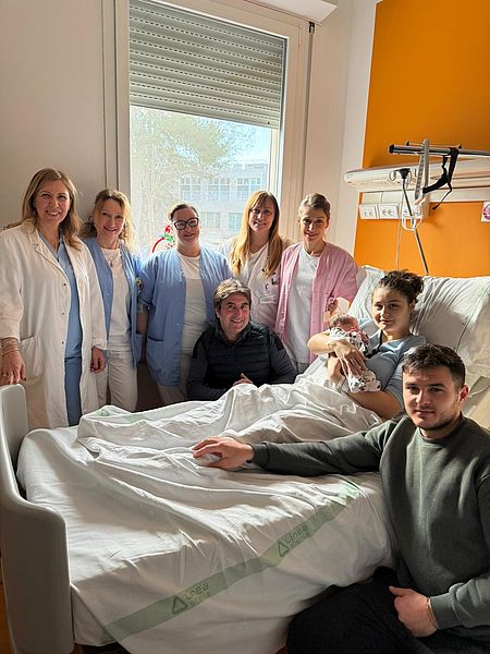 Nella foto, da sinistra: Eleonora Parlavecchio, dott.ssa Ginecologia; Tiziana Severini, infermiera di Ginecologia; Concetta Villani, infermiera Nido; Domenica Rizzi, dott.ssa Pediatria Nido, Michela Peruzzini, ostetrica; il sindaco Biancani e la famiglia di Milana