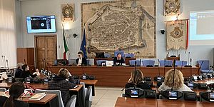 Vimini Straccini con persone in sala COonsiglio