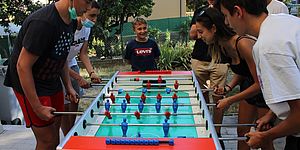 Rgazzi che giocano a calcio balilla