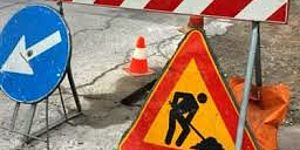cartello stradale lavori e freccia blu