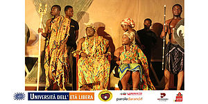 immagine tratta dalla locandina raffigurante persone ad una cerimonia