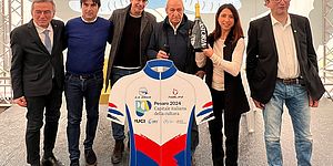 Della Dora Biancani e organizzatori con maxi maglia in mano