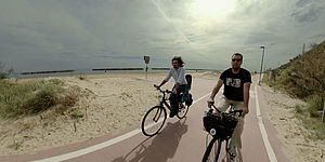 Ciclabile lungo mare ardizio con ciclisti